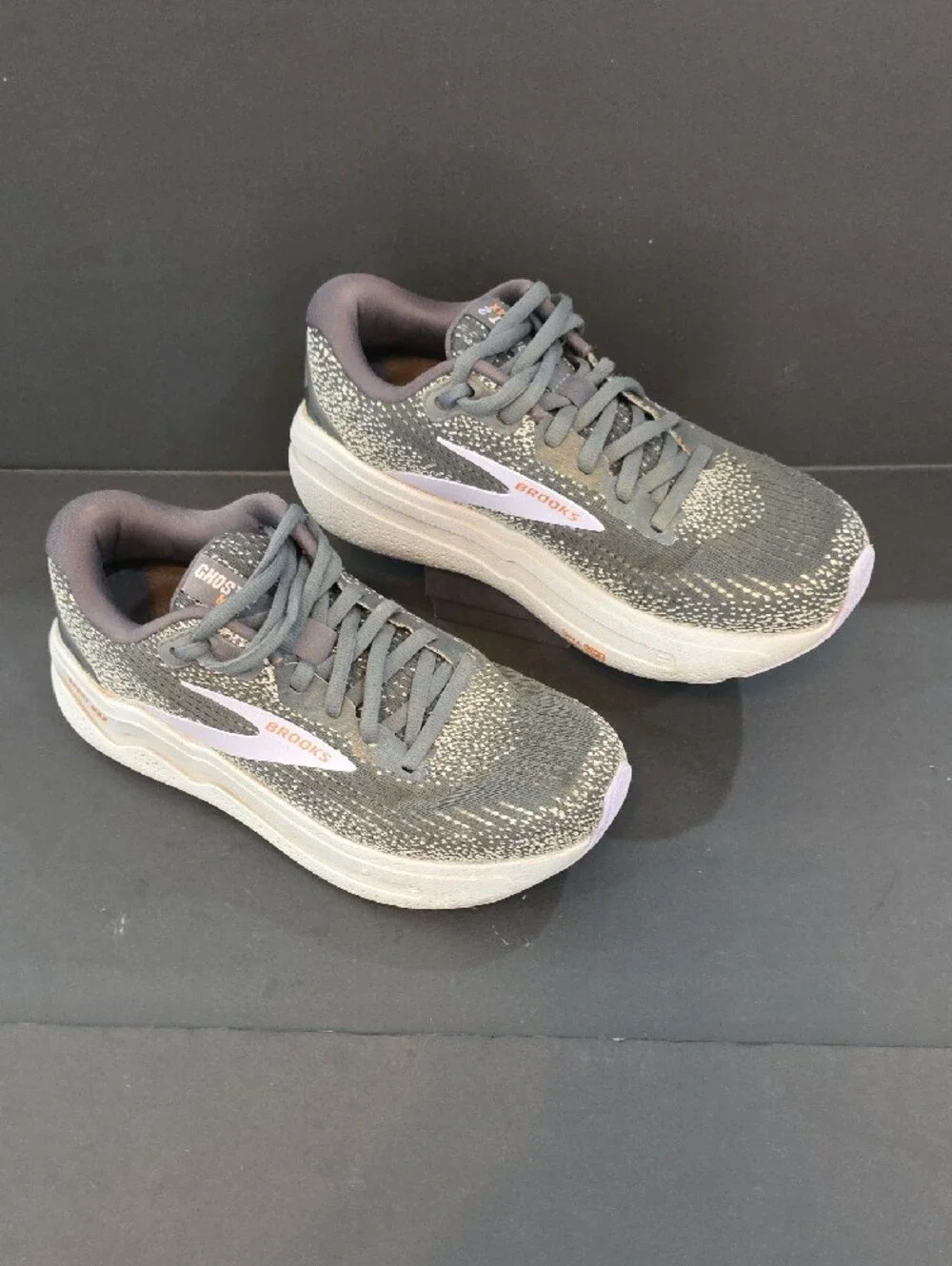Brooks Ghost MAX 2 Women’s Gray Running Shoes with Light Pink Accents Size 6